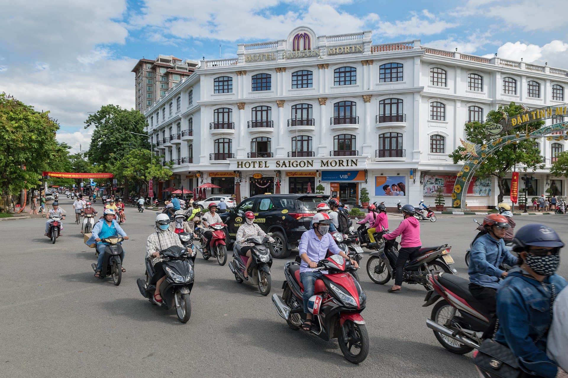 Hotel Saigon Morin (via Wikimedia Commons, CC BY 2.0)