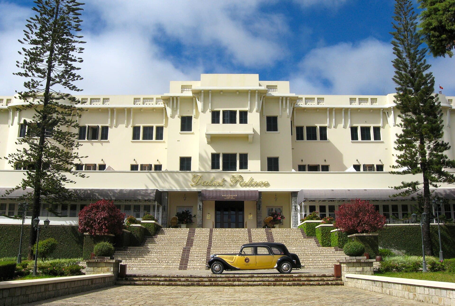 Dalat Palace Hotel (via Wikimedia Commons, Public domain)