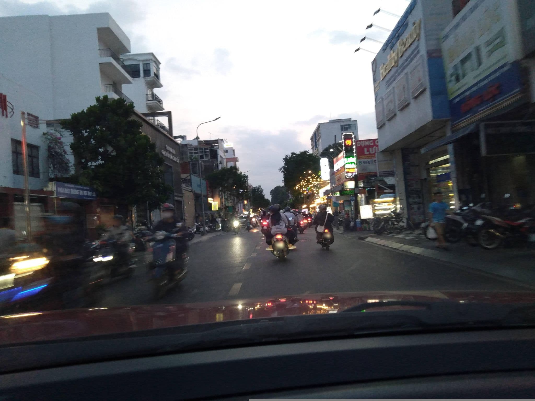Street view near Khách Sạn Bonita, Quận Mười — © sg_front_1 (CC BY-SA · Mapillary)
