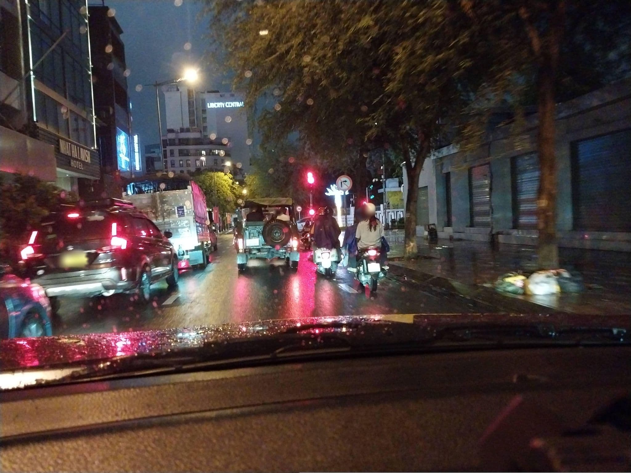 Street view near Norfolk Hotel, Quận Bốn