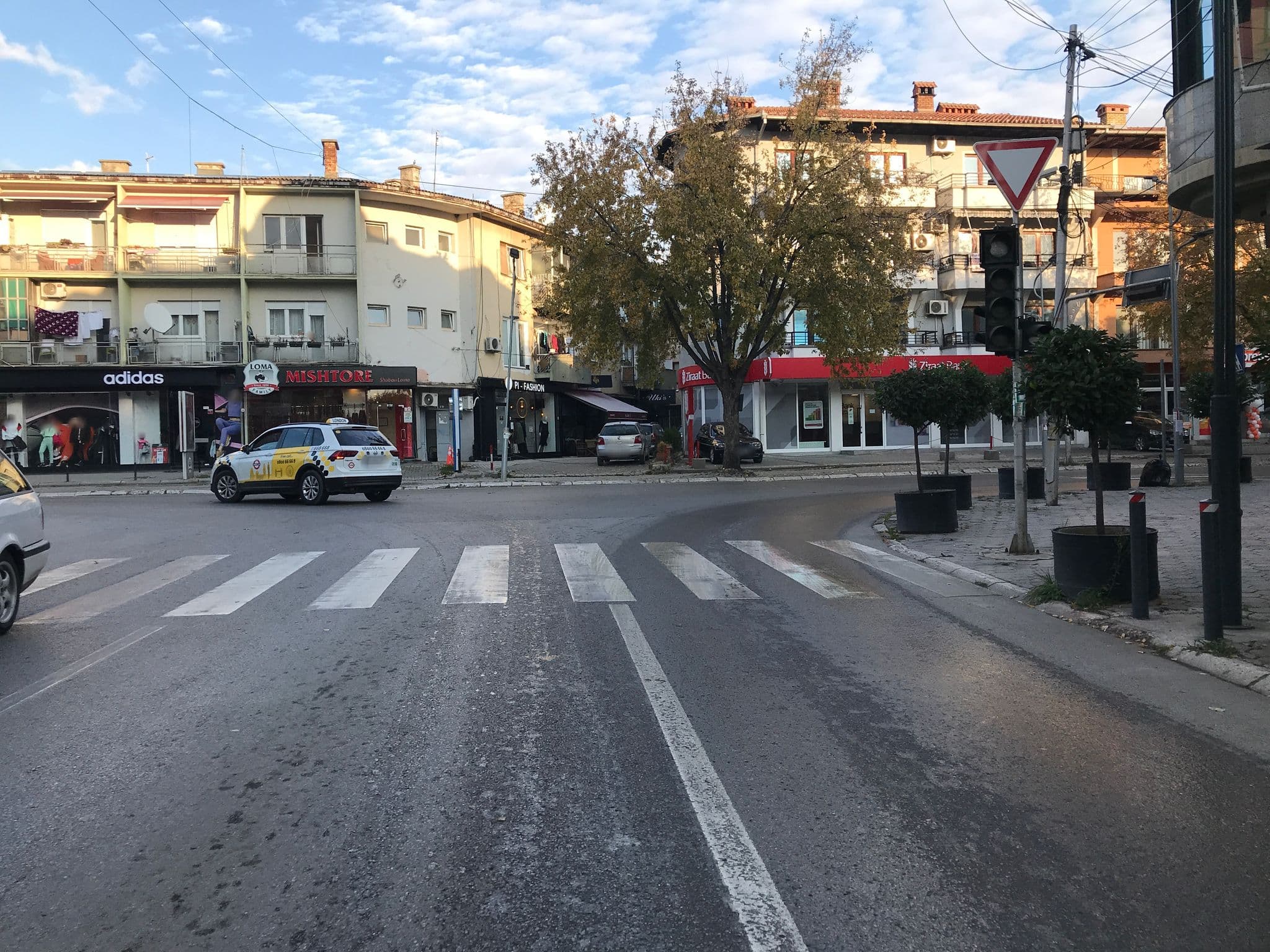 Street view near Hotel Gold, Pejë — © genti1610 (CC BY-SA · Mapillary)