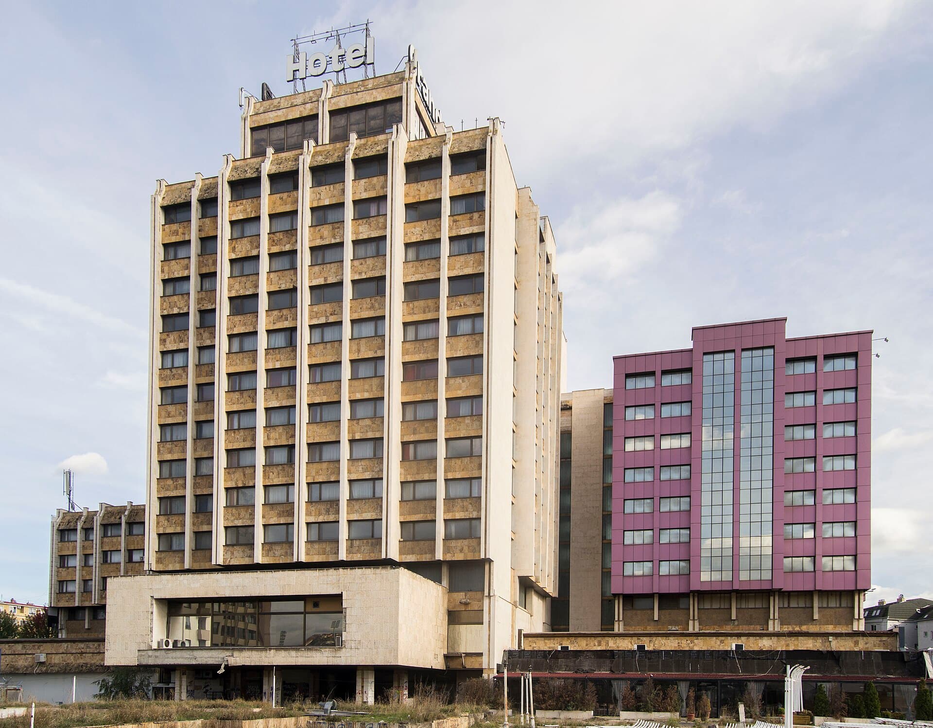 Grand Hotel Prishtina (via Wikimedia Commons, CC BY-SA 4.0)