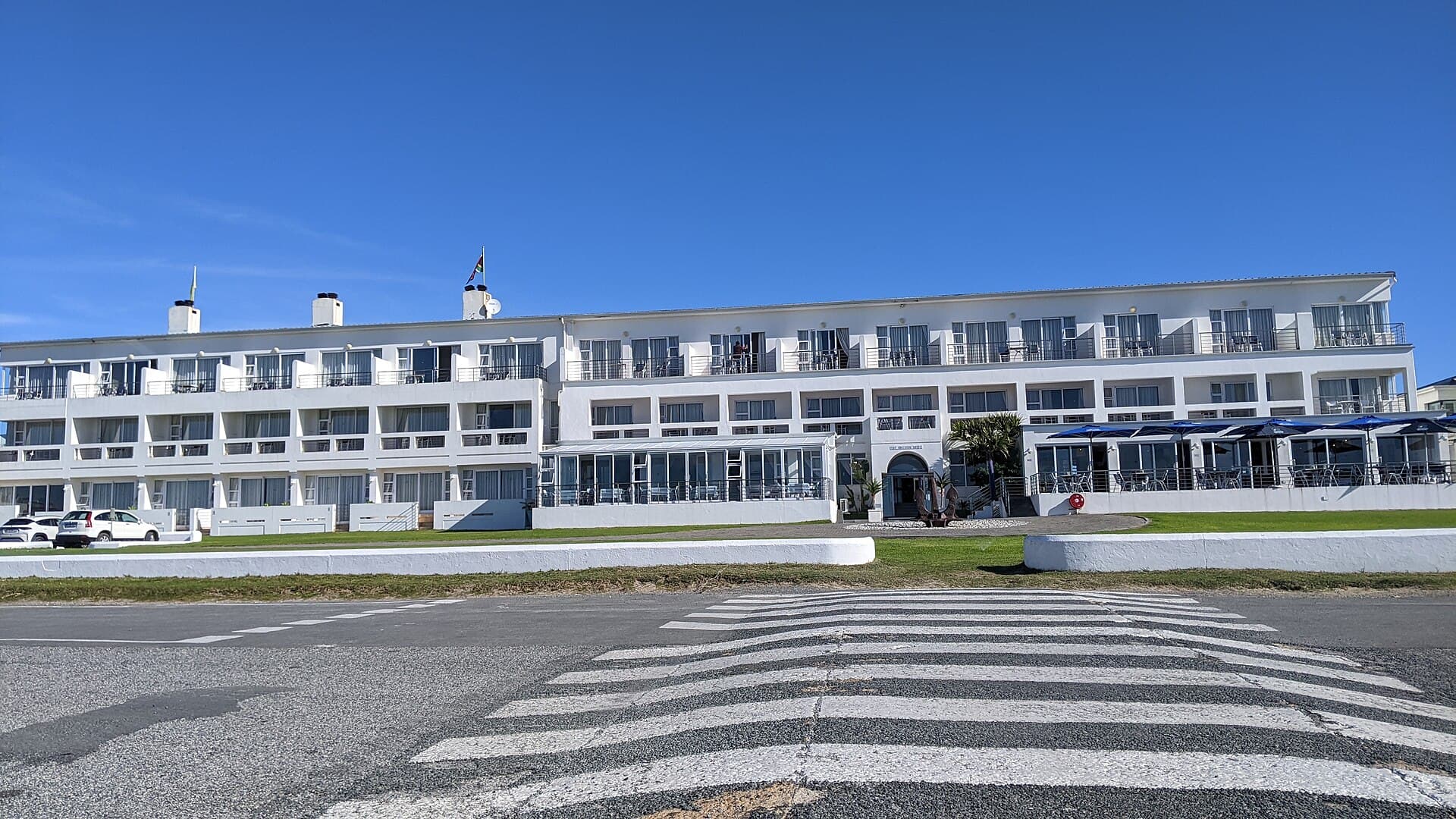 The Arniston Spa Hotel (via Wikimedia Commons, CC BY-SA 4.0)