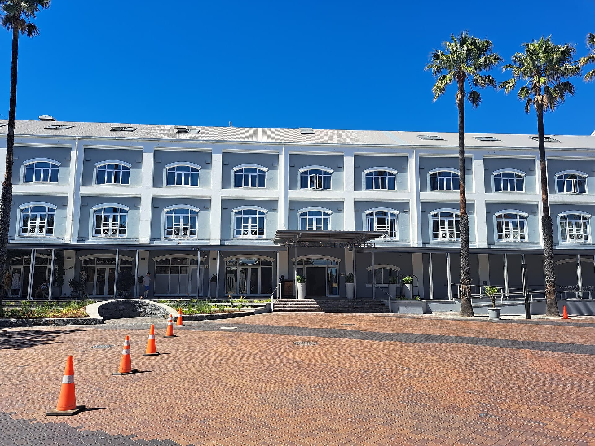 Victoria & Alfred Hotel (via Wikimedia Commons, CC BY-SA 4.0)