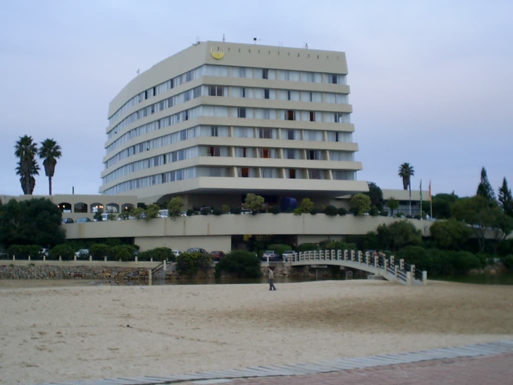 Beacon Island Resort (via Wikimedia Commons, Public domain)