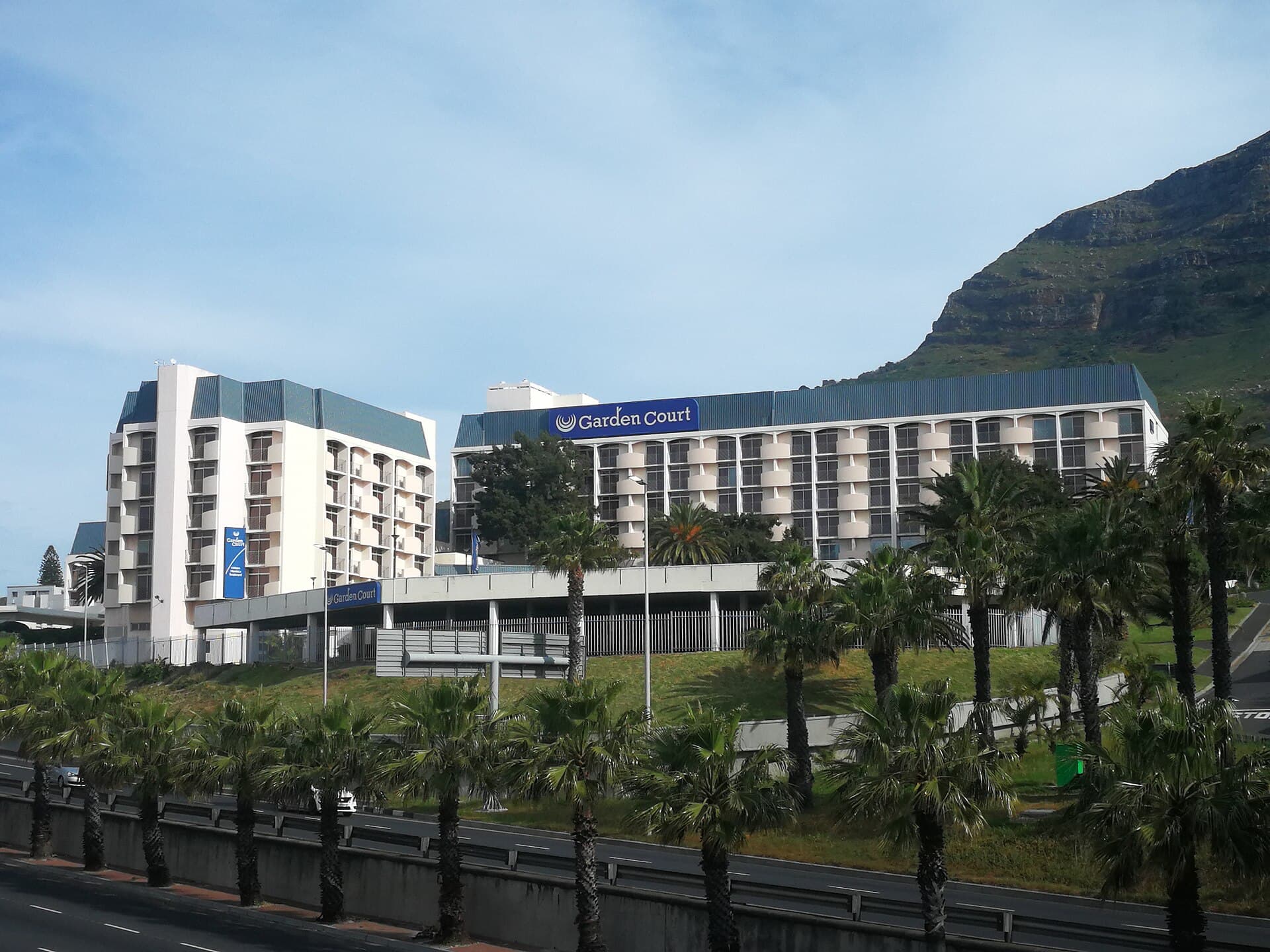 Garden Court Nelson Mandela Boulevard (via Wikimedia Commons, CC BY-SA 4.0)