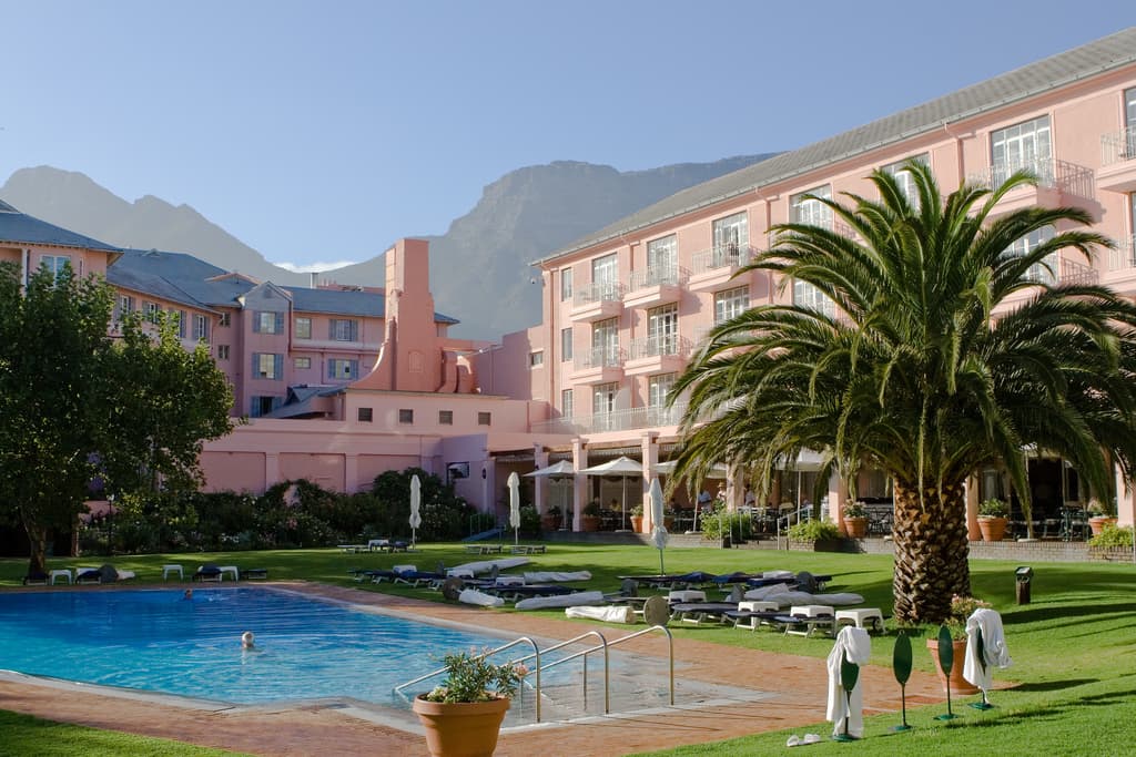 Mount Nelson Hotel (via Wikimedia Commons, CC BY-SA 2.0)