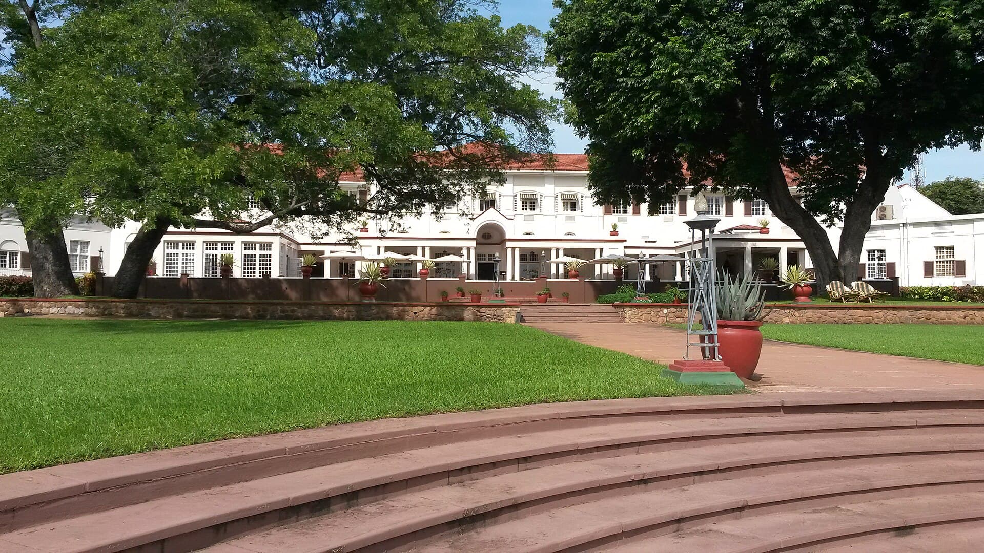 Victoria Falls Hotel (via Wikimedia Commons, CC BY-SA 4.0)