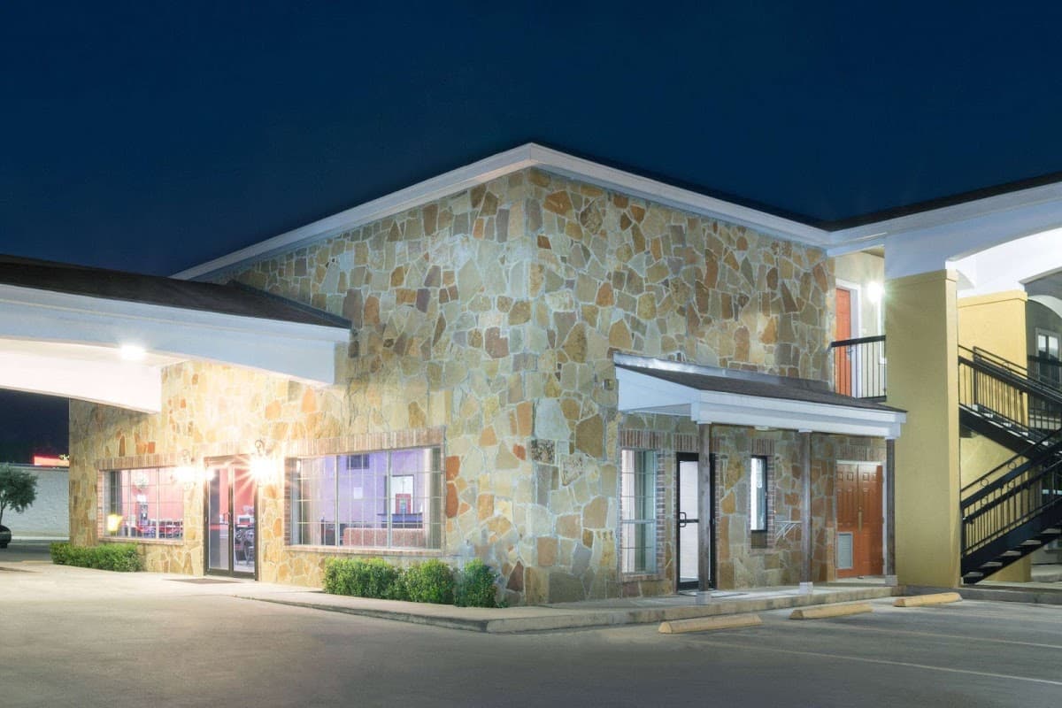 Super 8 by Wyndham San Antonio Near Fort Sam Houston, Hotel in Windcrest
