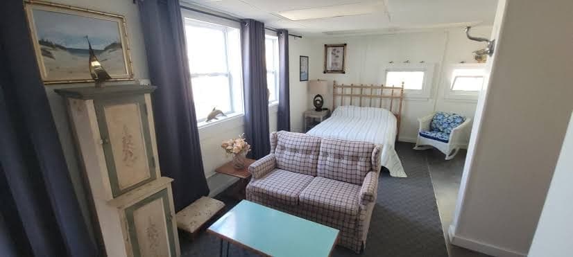 Algonac Corner Cottage – Walk to River, Boat Launch & Downtown, Holiday Home in Algonac