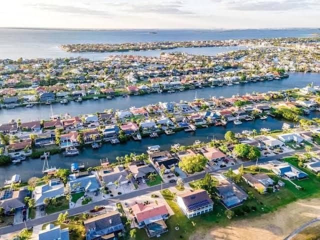 Grand Oak Resort Waterfront Pool/Spa/2 King BR/kayak/Pet extended stay discounts, Resort in Apollo Beach