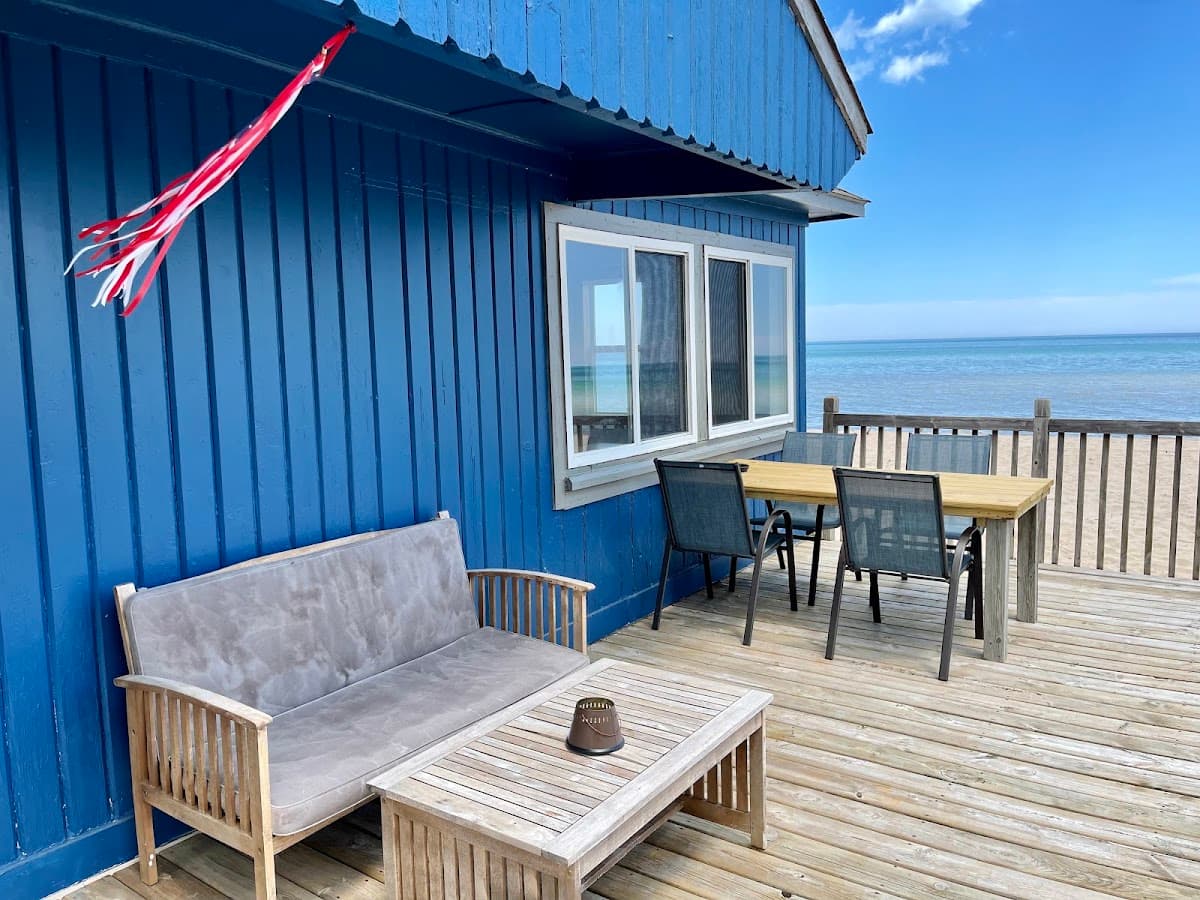 Cottage Cove by Hunger & Ransom Vacation Lodging, Hotel in Au Sable