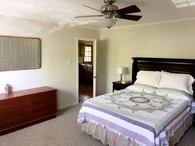 Renovated Midtown Guest House: Private + Spacious, Holiday Home in University of Texas