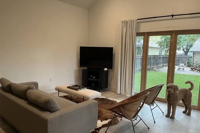New one bedroom guesthouse with deck, centrally located in Hyde Park, Austin., Guesthouse in University of Texas