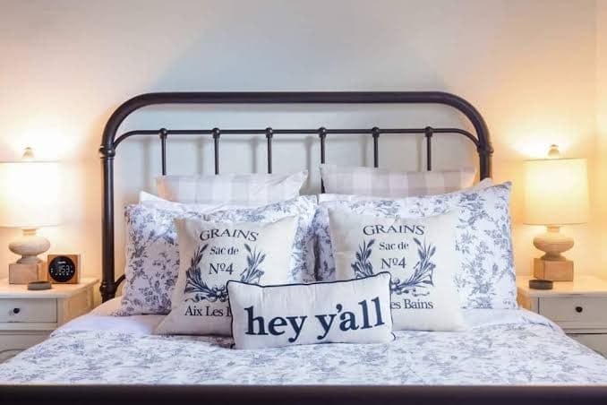 Charming guesthouse with full kitchen, private entrance fenced patio, Guesthouse in University of Texas