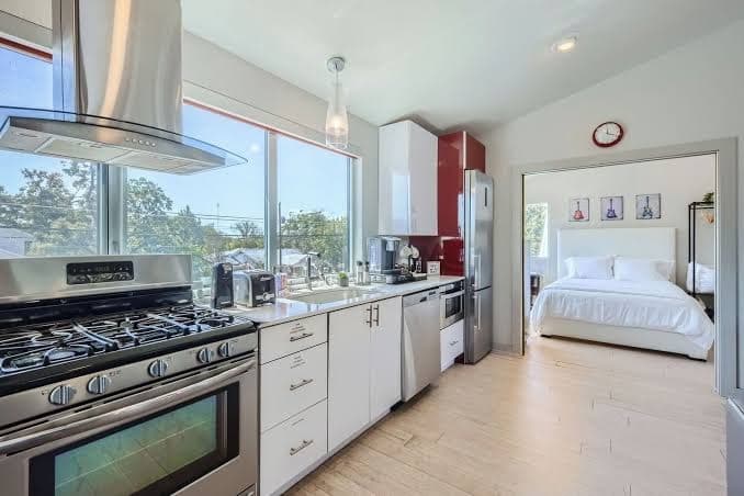1 BR Guest House, Full Kitchen, 3-minutes to Downtown Austin!, Guesthouse in Austin