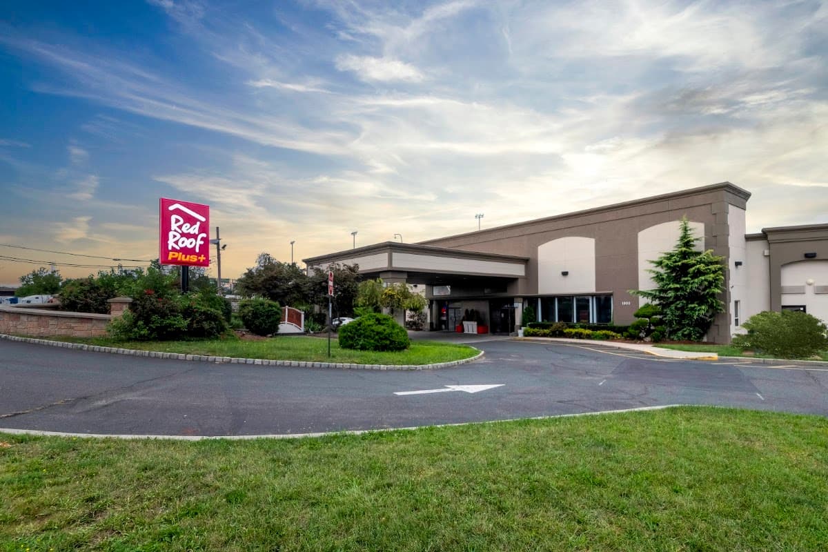 Red Roof PLUS+ Woodbridge - Carteret, Hotel in Carteret