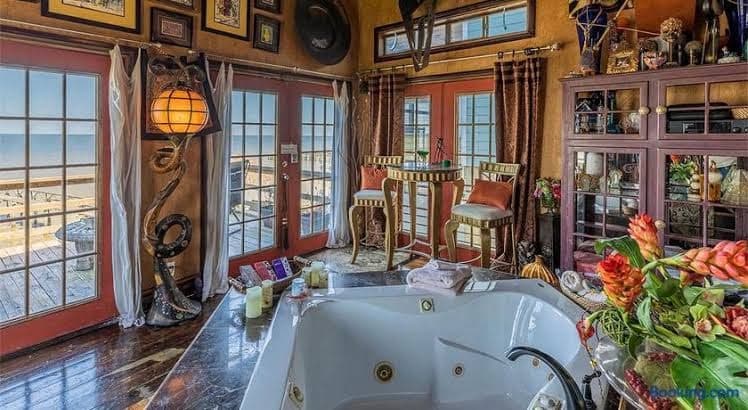 Romantic Open-Concept Couples Suite with Private Jacuzzi & Balcony Views in Bacliff, Texas - Entire Place, Hotel in Bacliff