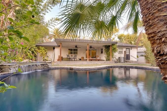 Bakersfield Oasis: Sweet Tropical Pool Setup!, Hotel in Oildale