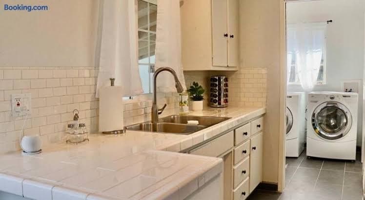 Modern La Cresta - Entire Place, Holiday Home in Oildale