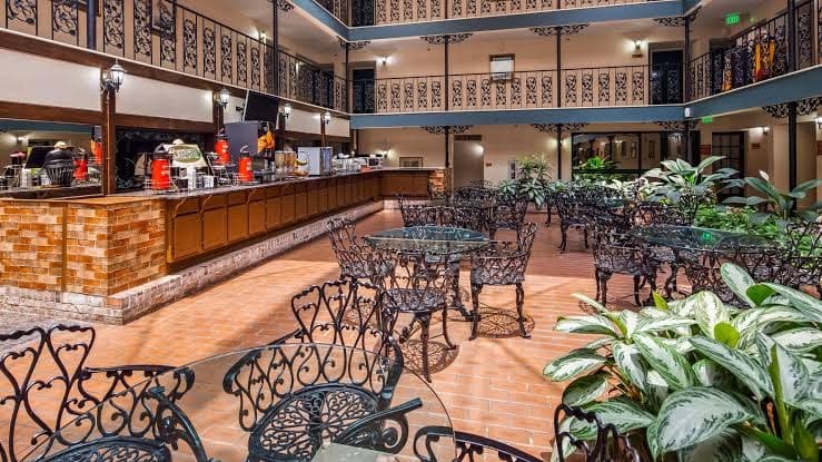 Royal Suites, Hotel in Merrydale