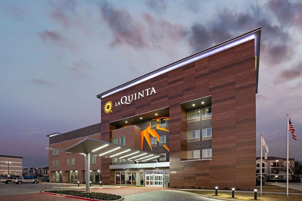 La Quinta Inn & Suites by Wyndham DFW Airport West-Glade, Hotel in Euless