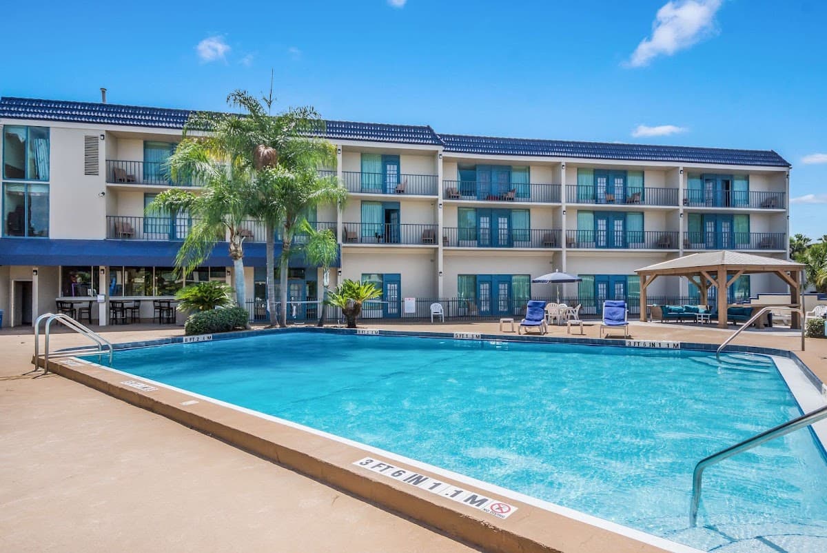 Clarion Inn & Suites Central Clearwater Beach, Hotel in Safety Harbor