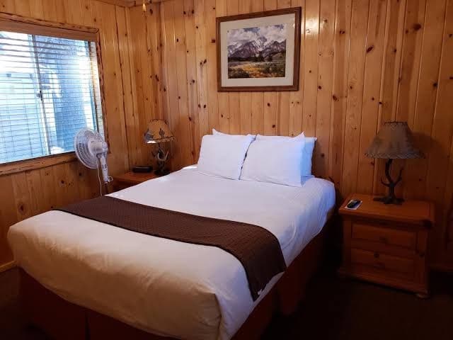 Big Bear Frontier - Queen Motel Room with Two Queen Beds, Motel in Big Bear Lake