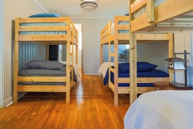 The Outlaw Lodge/Spacious 4-bedroom house in lovely Bluefield with AC, WiFi, Lodge in Bluewell