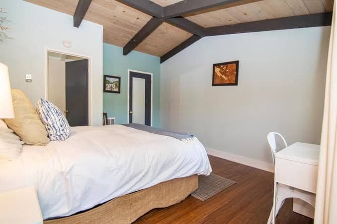 Smiley's Saloon Hotel - Family Double Room, Hotel in Bolinas