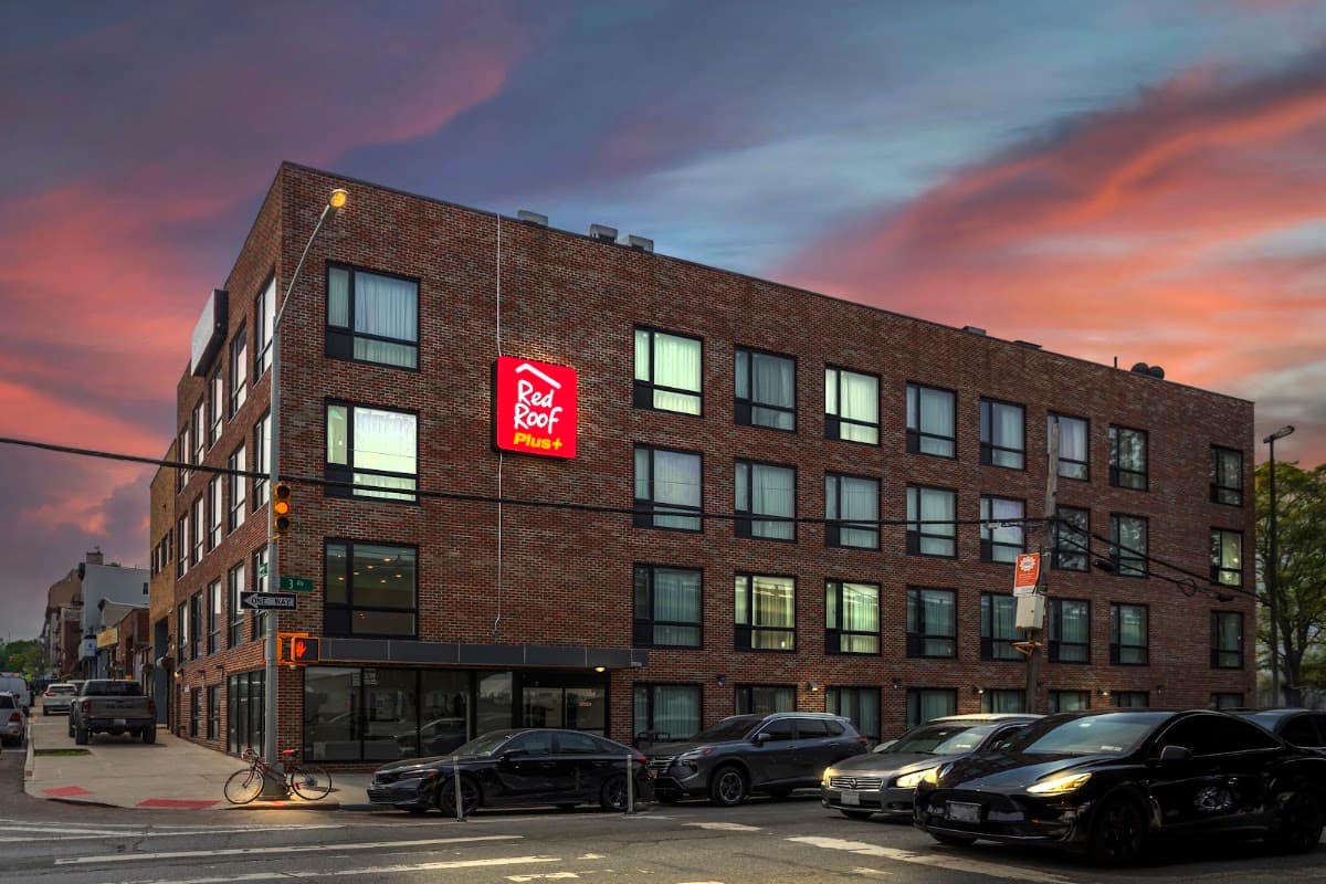 Red Roof PLUS+ Brooklyn - 3rd Ave, Hotel in Park Slope