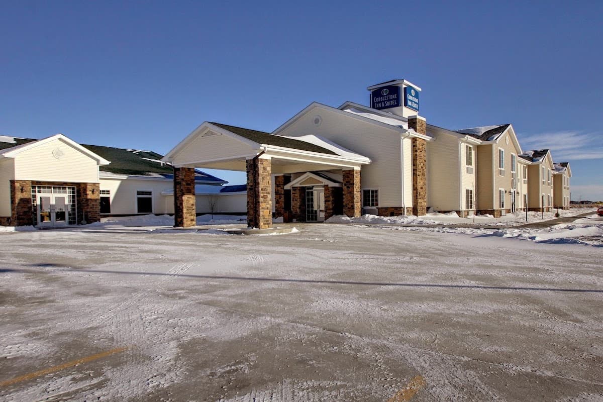 Cobblestone Inn & Suites - Bottineau, Hotel in Bottineau
