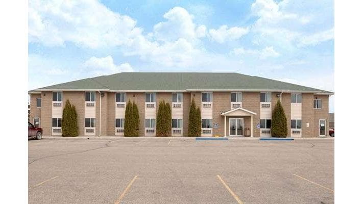 Super 8 by Wyndham Bottineau, Hotel in Bottineau