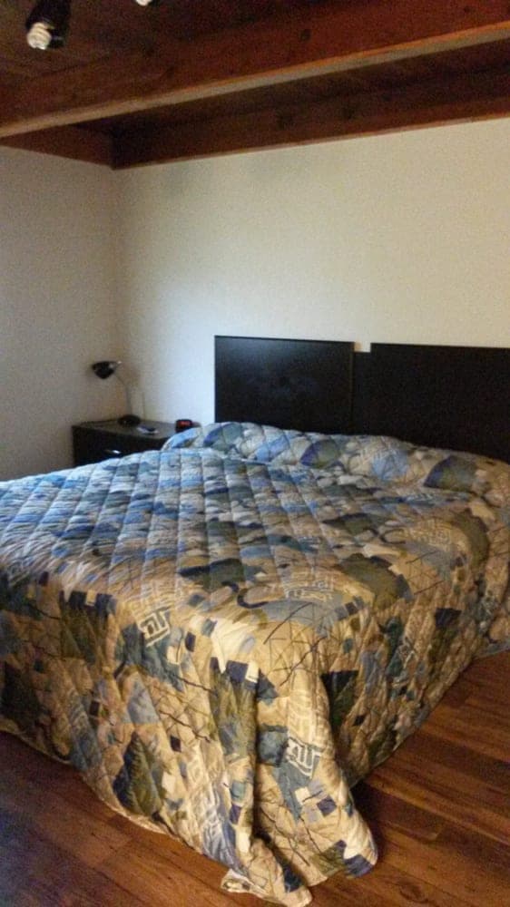 Turtle Mountain Inn & Bottle Shop, Hotel in Bottineau