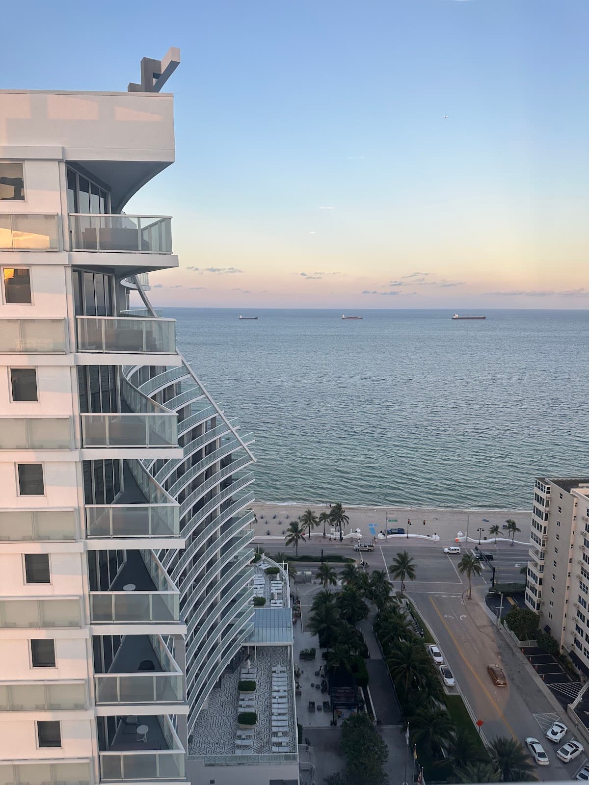 Modern Luxury Beach Hotel Large 2 Bedroom with Views 1707, Hotel in Sunrise