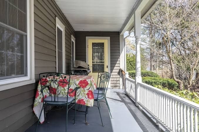 Spacious 4-bedroom vacation home steps to Keuka Lake, Holiday Home in Branchport
