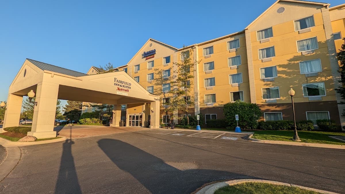 Midway Hotel Center, Hotel in West Lawn