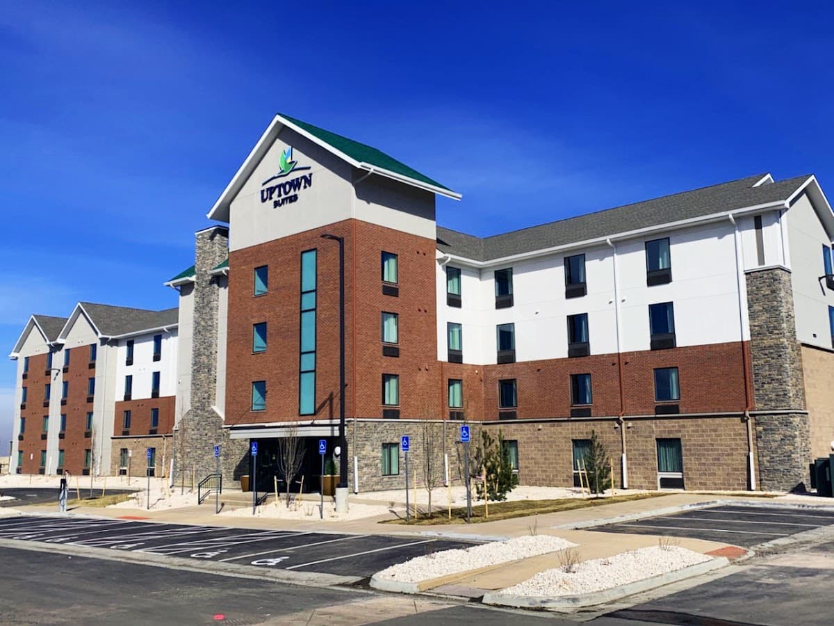 Uptown Suites Extended Stay Denver CO - Westminster, Aparthotel in Northglenn