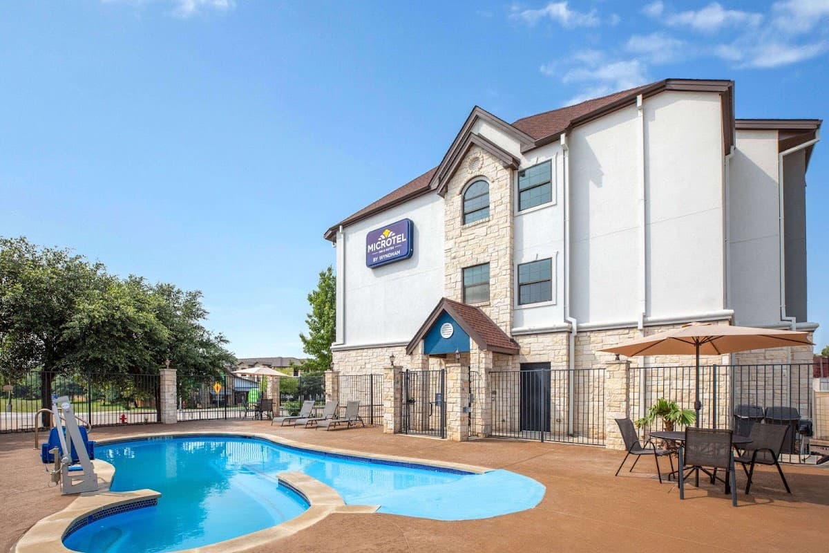 Microtel Inn & Suites by Wyndham Buda Austin South, Hotel in Buda