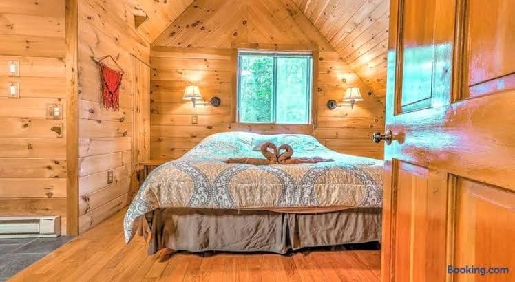 Idyllic Log Cabin Rental with a Porch in the Poconos of Pennsylvania - Entire Place, Hotel in Canadensis