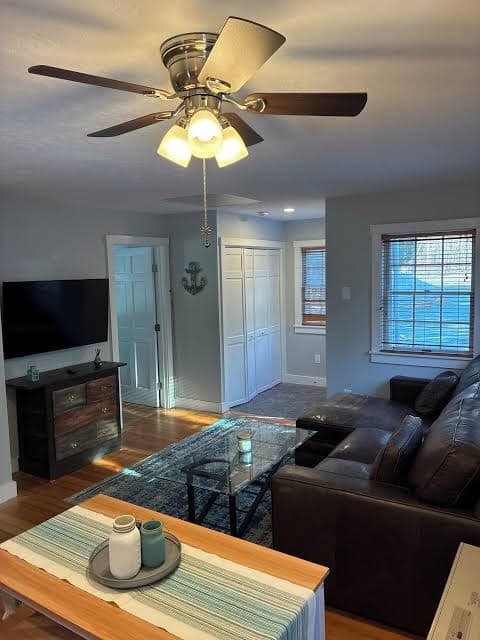 Cozy 2-bedroom Cottage l Short walk to Short Sands Beach & Downtown York, Holiday Home in Cape Neddick