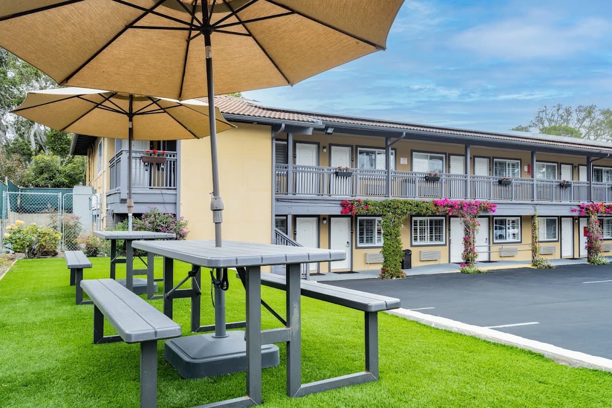 Aura Inn, Hotel in Monterey