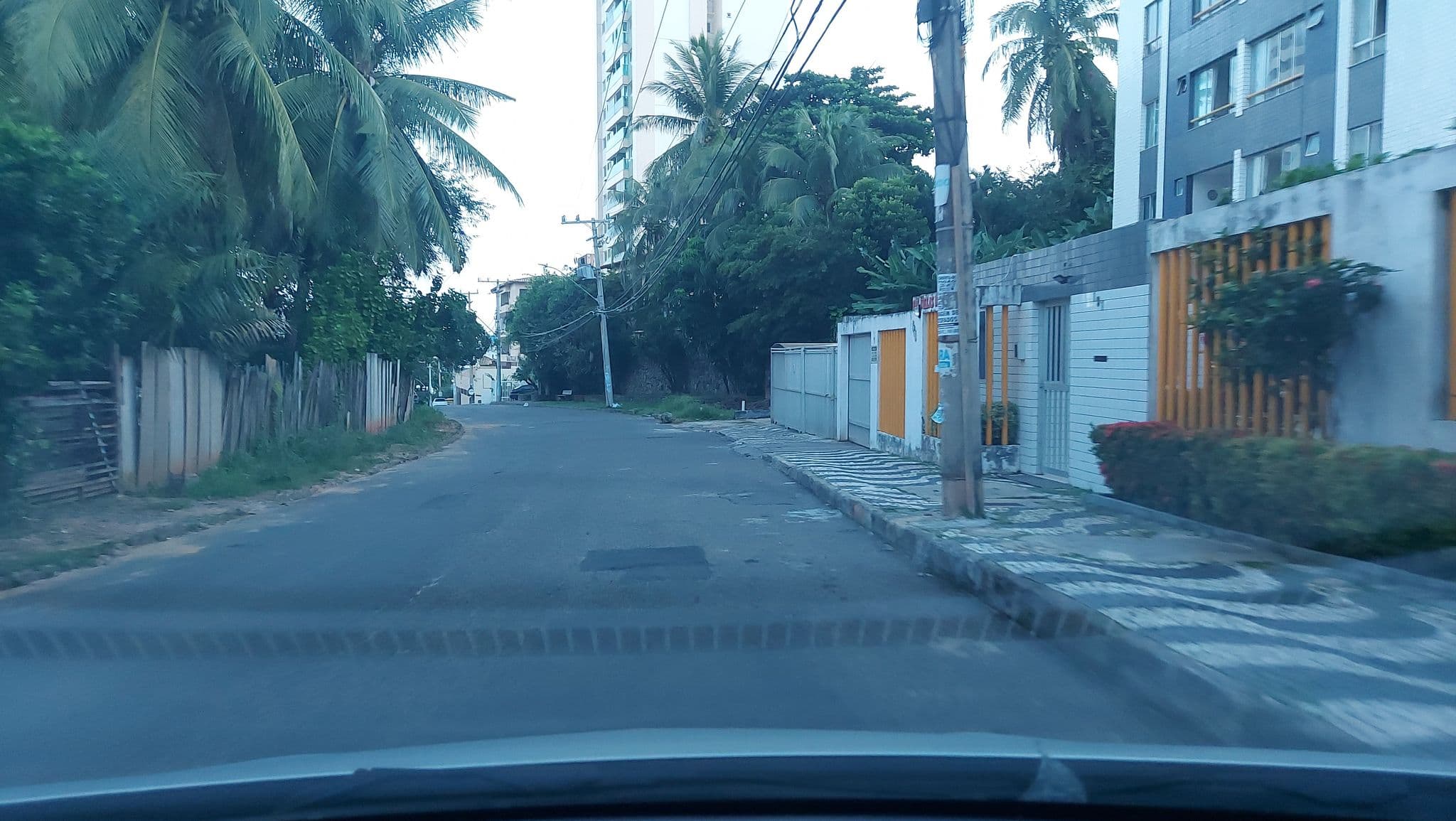 Street view near Edifício Villas do Atlântico, Salvador