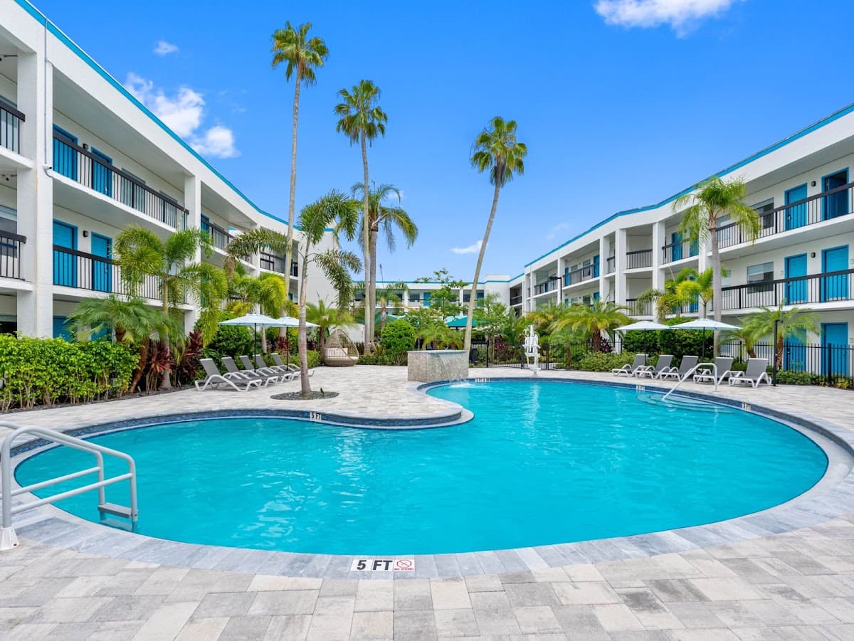 Oasis Bay Suites, Hotel in University