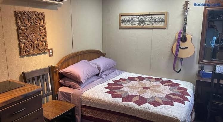 Tiny Tiny Bunkhouse - Entire Place, Holiday Home in Centennial Park