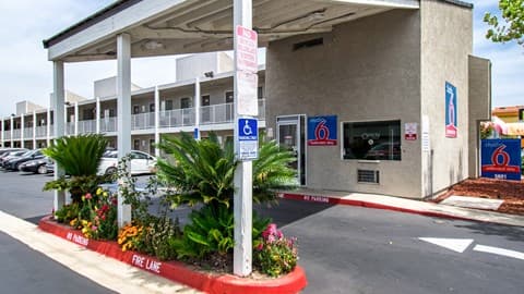 Studio 6 Cypress, CA, Aparthotel in La Palma