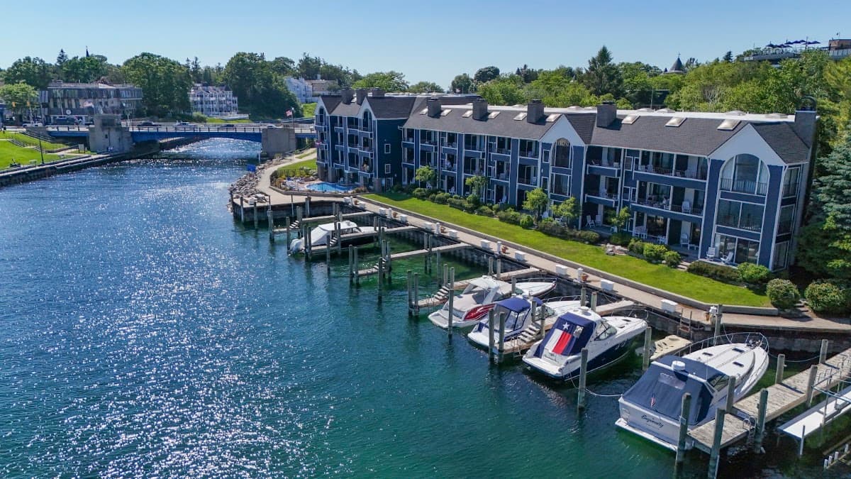 Edgewater Inn, Hotel in Charlevoix