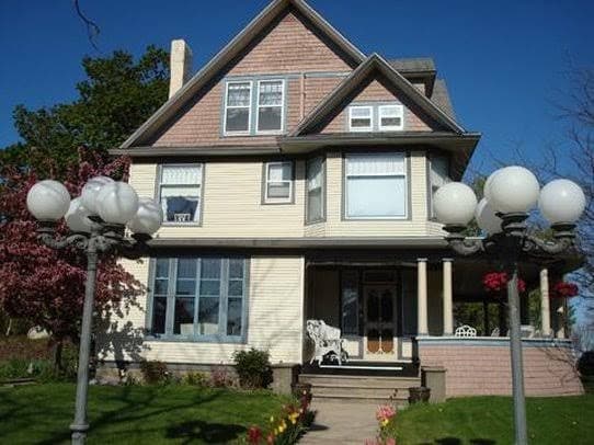 Bridge Street Inn, Bed & Breakfast in Charlevoix