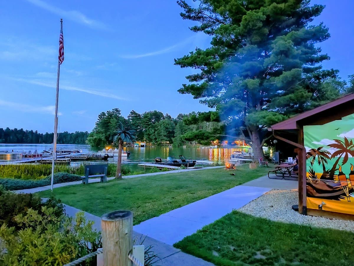 Gilligans in Chetek- bar, restaurant & lodging, Hotel in Chetek