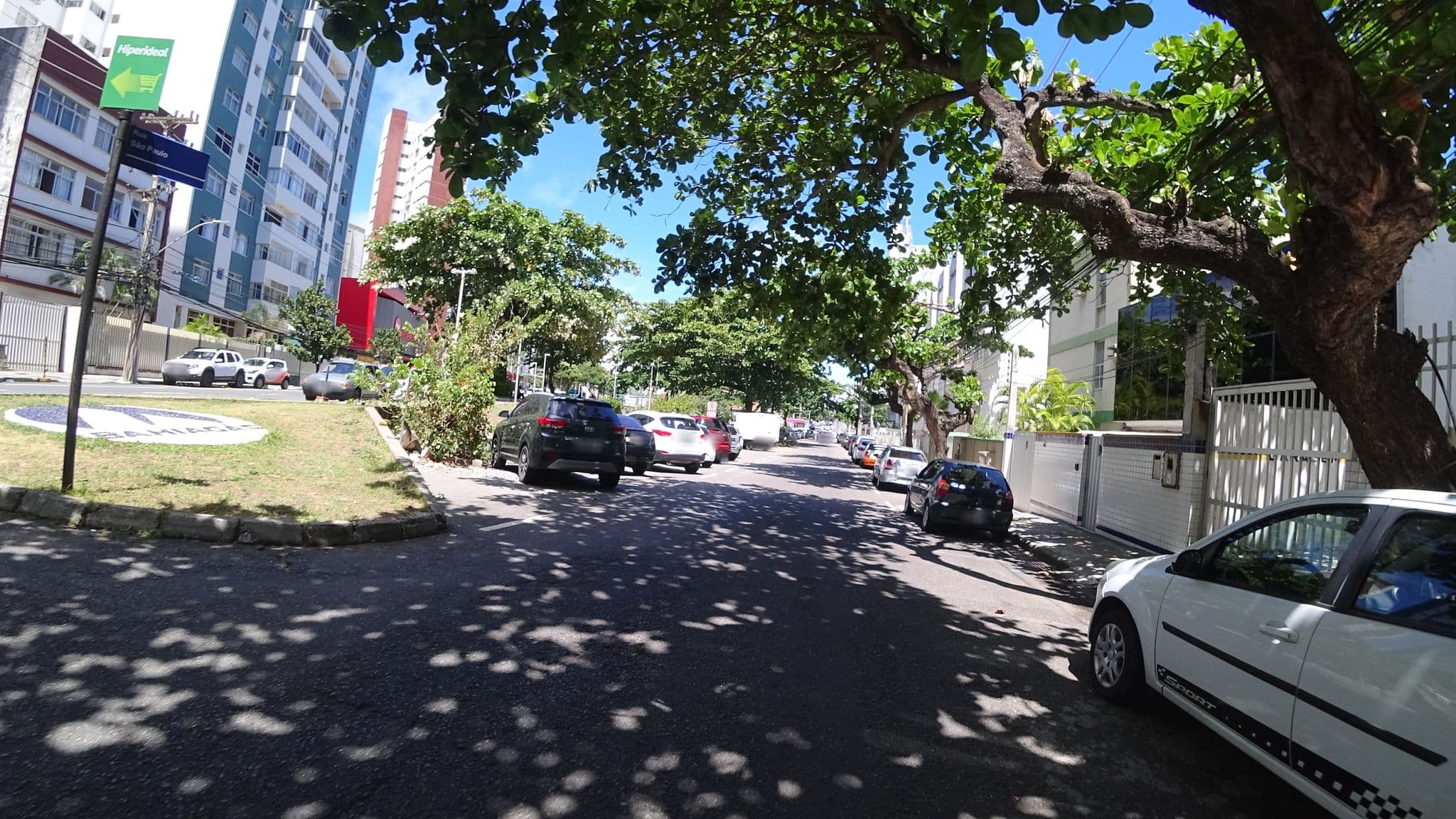 Street view near Edifício Cidade de Belmonte, Salvador